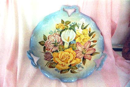 Ceramiche d-Arte di Albisola - Fruttiera in maiolica
apiombica decorata con varie composizioni floreali 